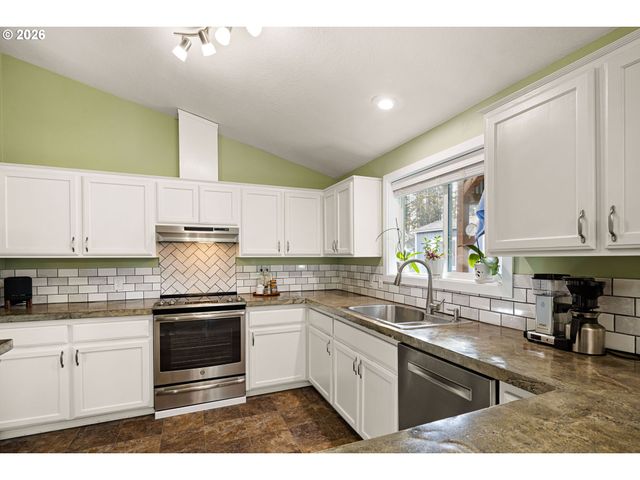 4973 FORSYTHIA St, Springfield, OR 97478