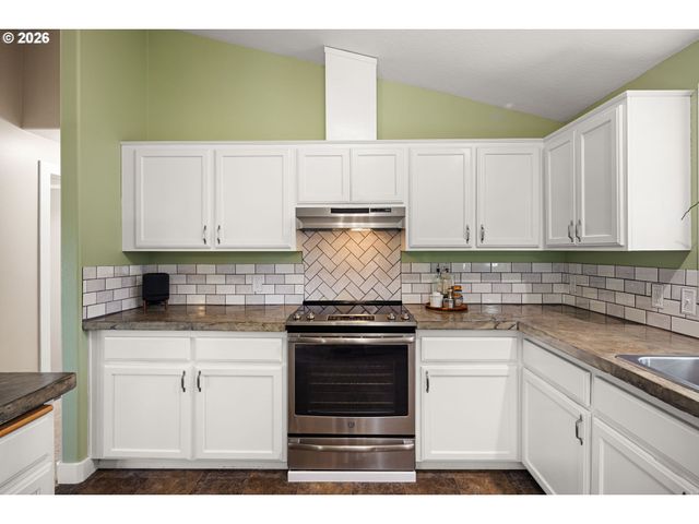 4973 FORSYTHIA St, Springfield, OR 97478