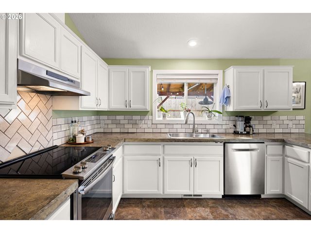 4973 FORSYTHIA St, Springfield, OR 97478