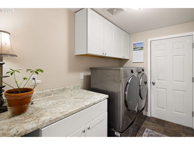 4973 FORSYTHIA St, Springfield, OR 97478