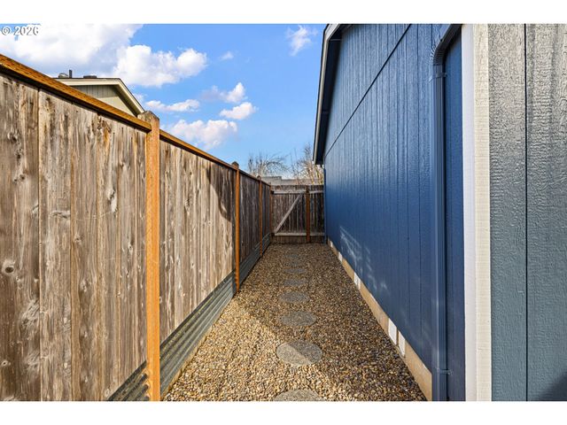 4973 FORSYTHIA St, Springfield, OR 97478