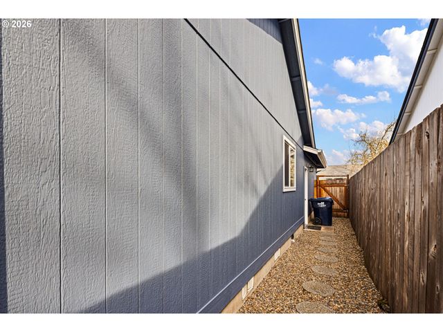 4973 FORSYTHIA St, Springfield, OR 97478