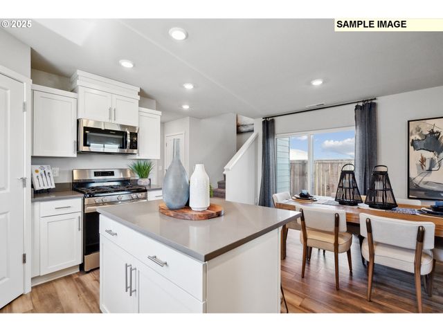 674 Merriott Ln, Woodburn, OR 97071