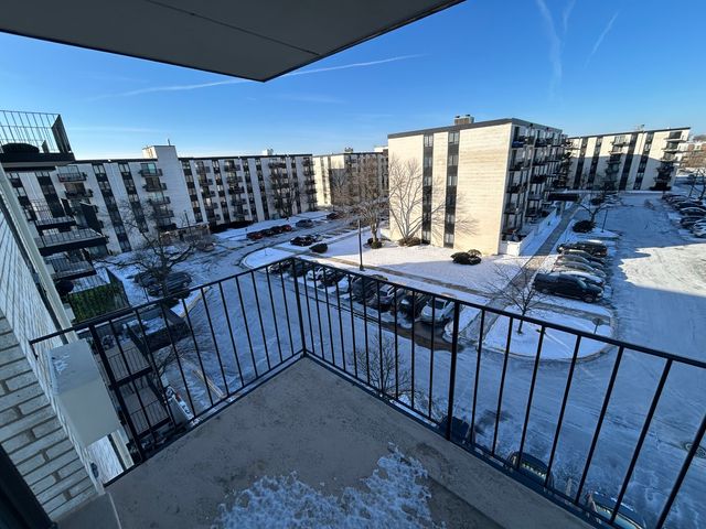 9731 N Fox Glen Drive 5C, Niles, IL 60714