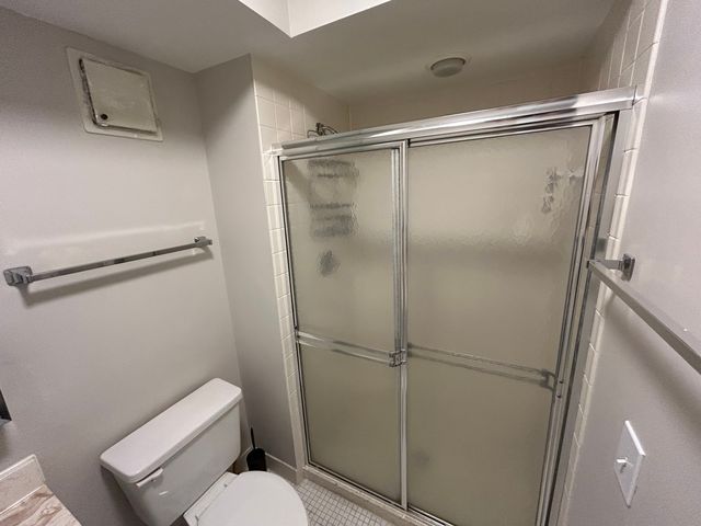 9731 N Fox Glen Drive 5C, Niles, IL 60714