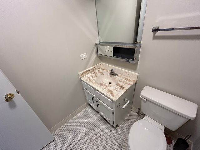 9731 N Fox Glen Drive 5C, Niles, IL 60714