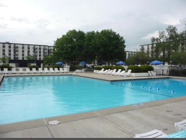 9731 N Fox Glen Drive 5C, Niles, IL 60714