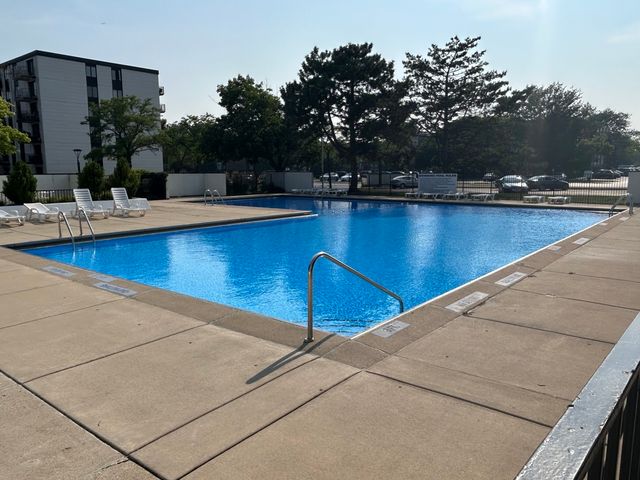 9731 N Fox Glen Drive 5C, Niles, IL 60714