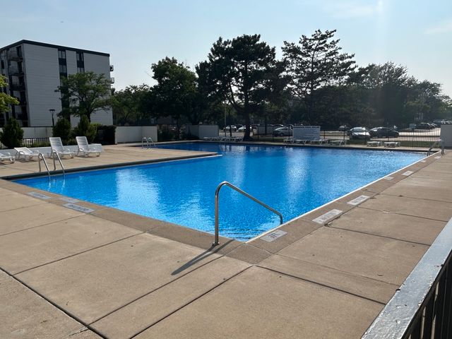 9731 N Fox Glen Drive 5C, Niles, IL 60714