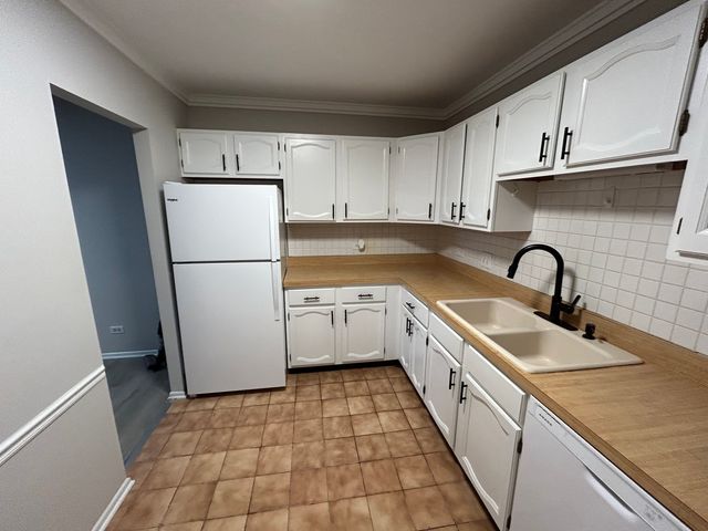 9731 N Fox Glen Drive 5C, Niles, IL 60714