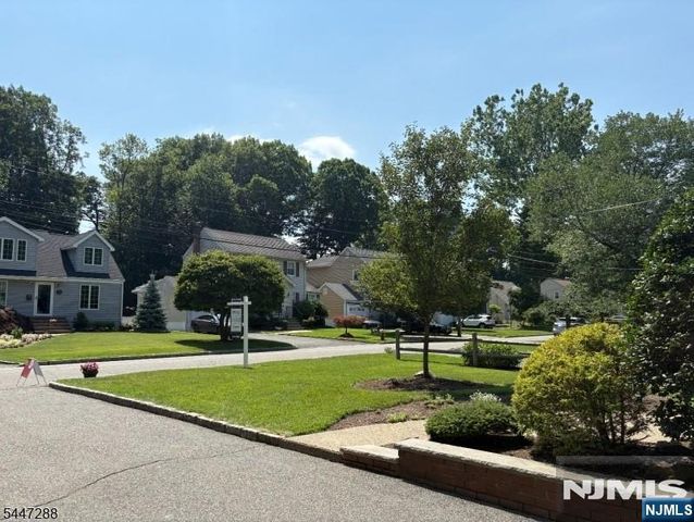33 Longacre Drive, Livingston, NJ 07039