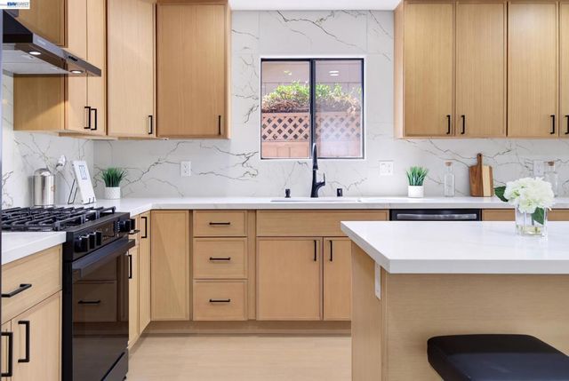 1487 Fry Ln, Hayward, CA 94545