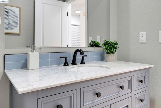 1487 Fry Ln, Hayward, CA 94545