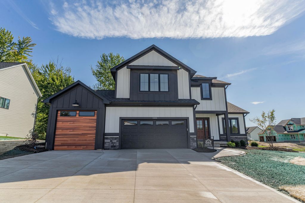 1844 Stratford Lane NW, Grand Rapids, MI 49534