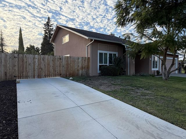 1425 Forest Dr, Turlock, CA 95380