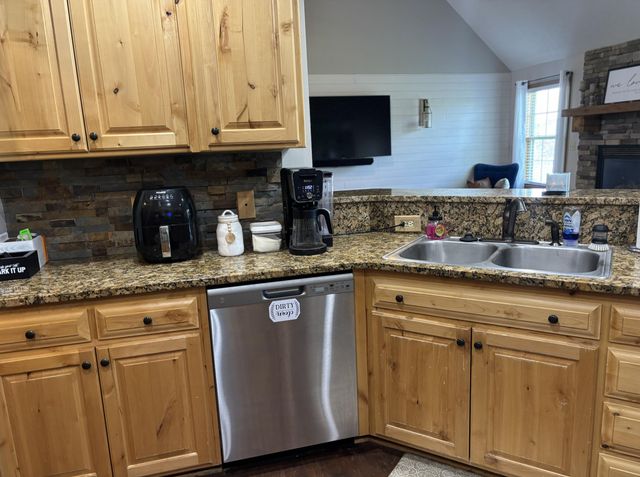 3504 N Ledgestone Drive, Ozark, MO 65721