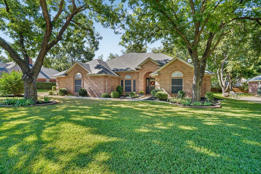 9216 Hanging Moss Drive, Granbury, TX 76049