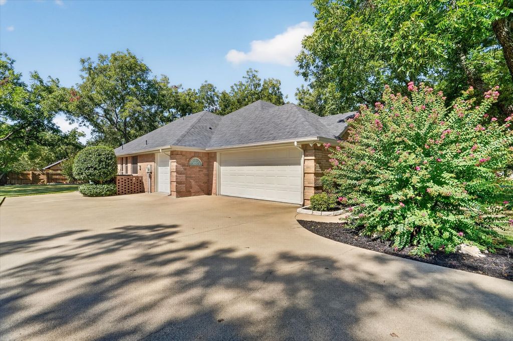 9216 Hanging Moss Drive, Granbury, TX 76049 — photo 2