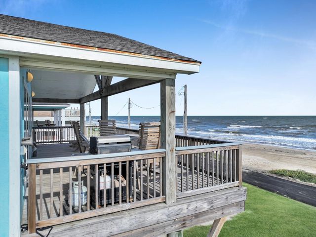 1387 Keith Avenue, Gilchrist, TX 77617