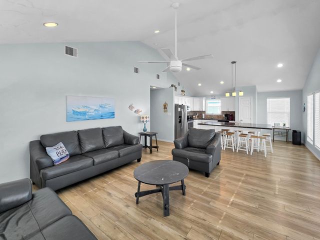 1387 Keith Avenue, Gilchrist, TX 77617