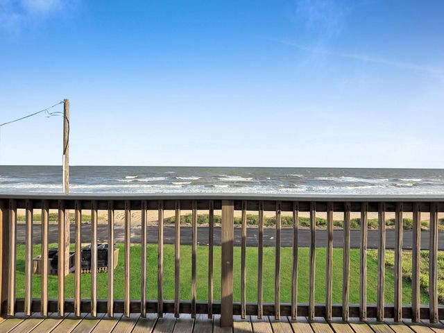 1387 Keith Avenue, Gilchrist, TX 77617