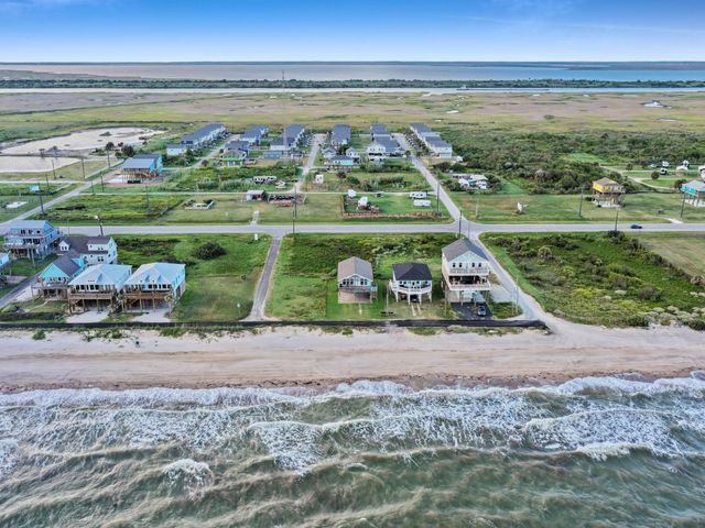 1387 Keith Avenue, Gilchrist, TX 77617
