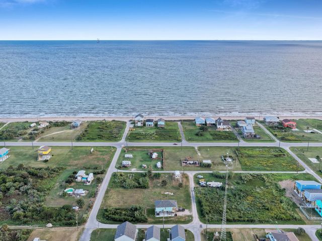 1387 Keith Avenue, Gilchrist, TX 77617
