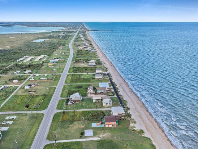 1387 Keith Avenue, Gilchrist, TX 77617