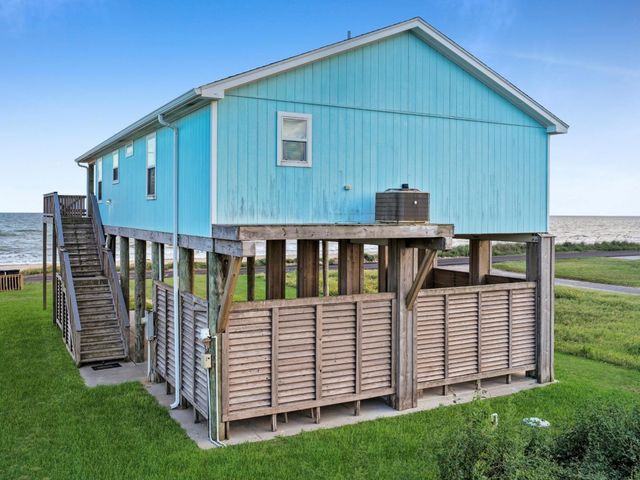 1387 Keith Avenue, Gilchrist, TX 77617