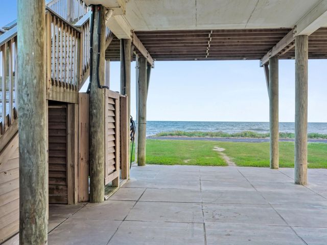 1387 Keith Avenue, Gilchrist, TX 77617