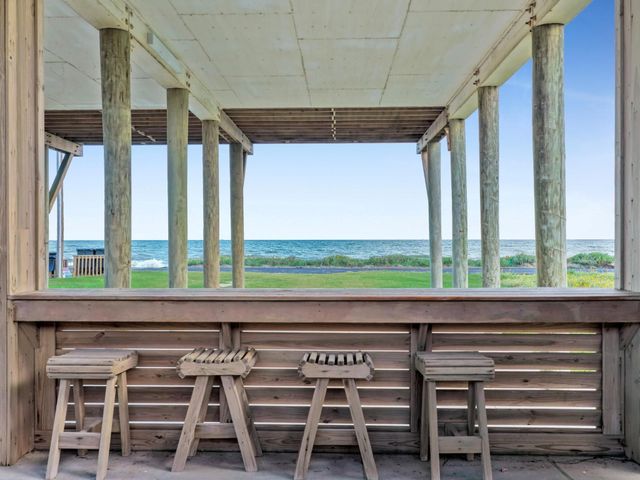 1387 Keith Avenue, Gilchrist, TX 77617
