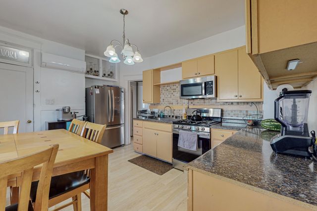 212 Sycamore Street NE, Albuquerque, NM 87106