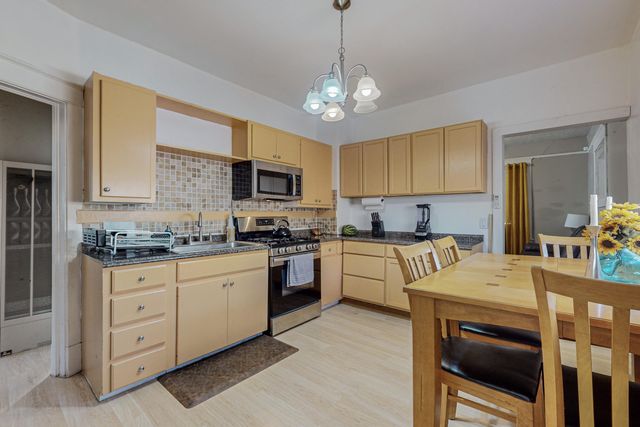 212 Sycamore Street NE, Albuquerque, NM 87106