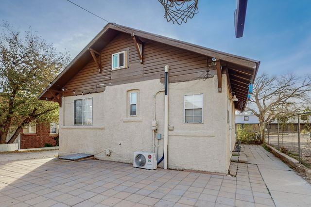 212 Sycamore Street NE, Albuquerque, NM 87106