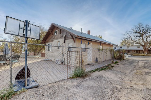 212 Sycamore Street NE, Albuquerque, NM 87106