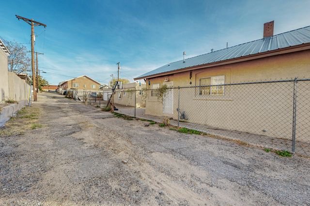 212 Sycamore Street NE, Albuquerque, NM 87106