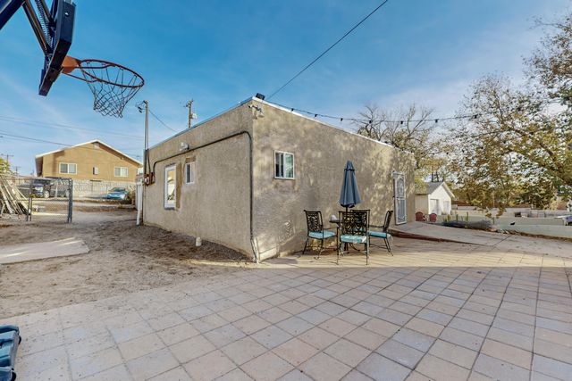212 Sycamore Street NE, Albuquerque, NM 87106