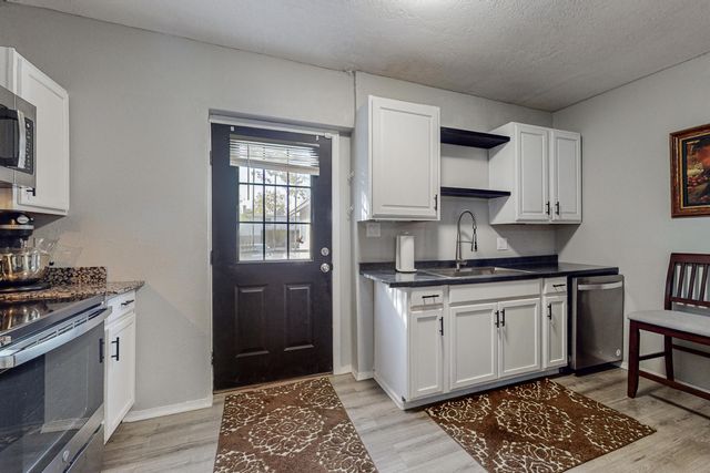 212 Sycamore Street NE, Albuquerque, NM 87106