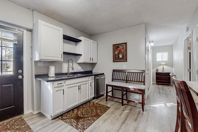 212 Sycamore Street NE, Albuquerque, NM 87106