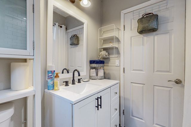 212 Sycamore Street NE, Albuquerque, NM 87106