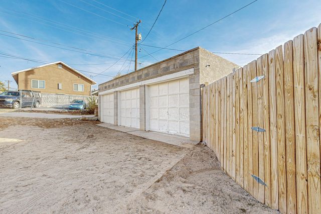 212 Sycamore Street NE, Albuquerque, NM 87106
