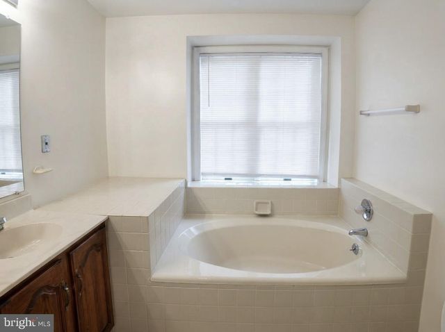5 HUNTERS CT, Lutherville Timonium, MD 21093