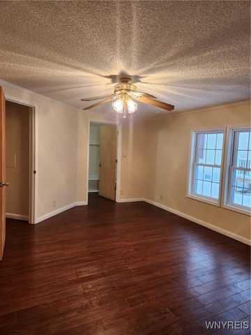 352 Applewood Drive, Lockport Town, NY 14094