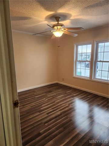 352 Applewood Drive, Lockport Town, NY 14094