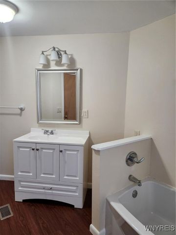 352 Applewood Drive, Lockport Town, NY 14094