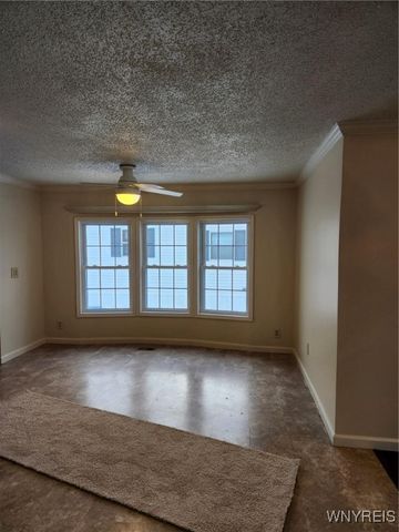 352 Applewood Drive, Lockport Town, NY 14094