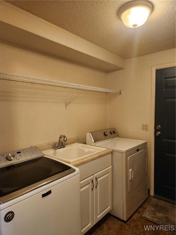 352 Applewood Drive, Lockport Town, NY 14094