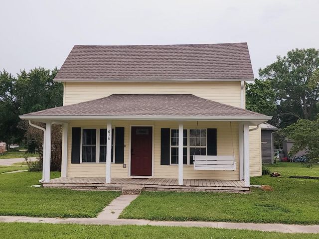 616 S 7th Street, Burlington, KS 66839