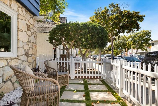 1585 Miramar, Newport Beach, CA 92661