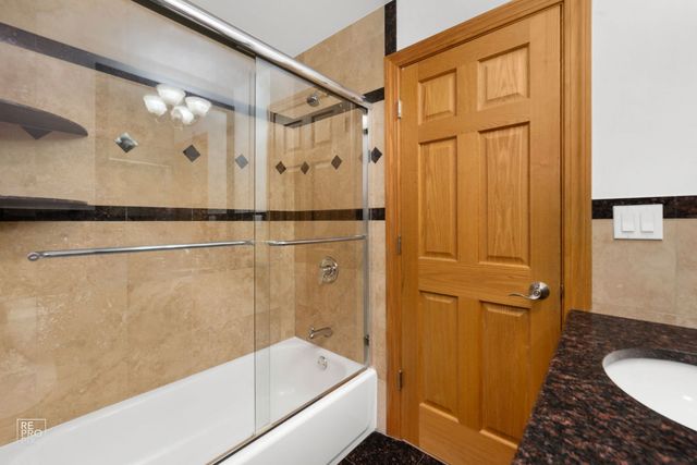 1017 E Red Oak Street, Addison, IL 60101